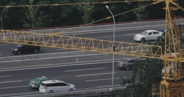 Otoyoldaki trafik ve bir vinç — Stok video