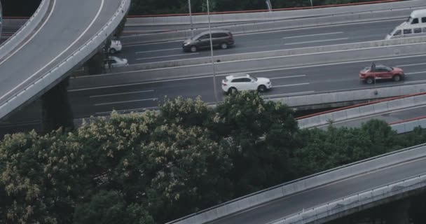 Otoyoldaki trafik ve bir vinç — Stok video