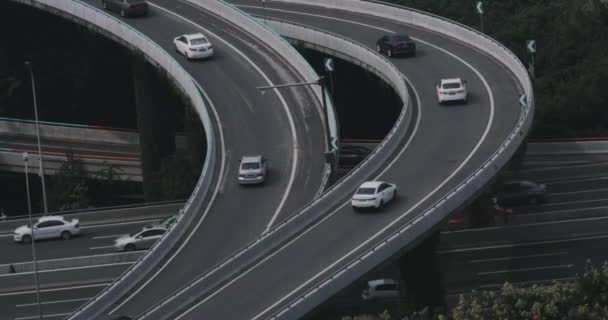 Trafik på motorväg och kran — Stockvideo
