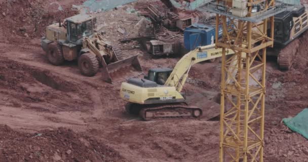 Circulation à l'autoroute et une grue — Video