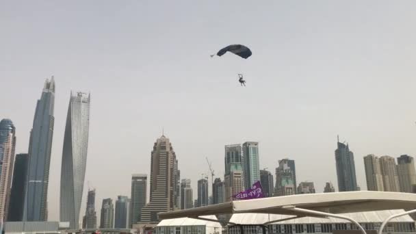 Стрибки в небо в Дубаї — стокове відео