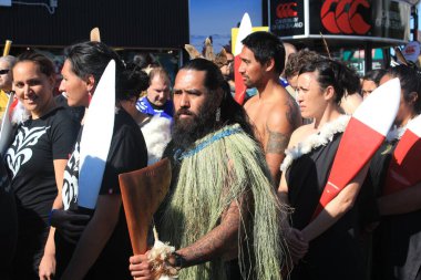 Maori insanları geleneksel selamlama. 20 Sep 2011