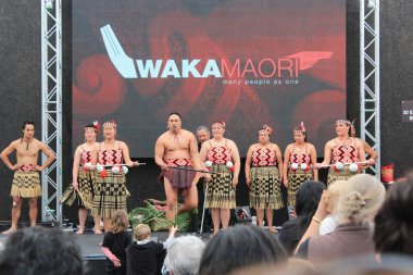 Maori insanları geleneksel selamlama. 20 Sep 2011