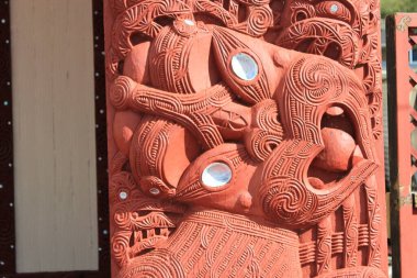 Maori kültürel ve ahşap işçiliği. Rotorua. Yeni Zelanda. 16 Kasım 2011