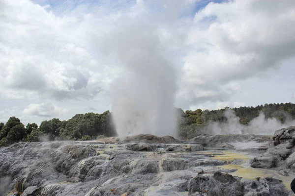 Eruzione del geyser. Pohutu geyser.Rotorua, Nuova Zelanda. 18 ottobre 2011 — Foto Stock