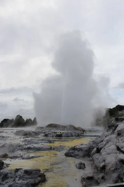 Gayzerin patlaması. Pohutu gayzerleri. Rotorua, Yeni Zelanda. 18 Ekim 2011 — Stok fotoğraf