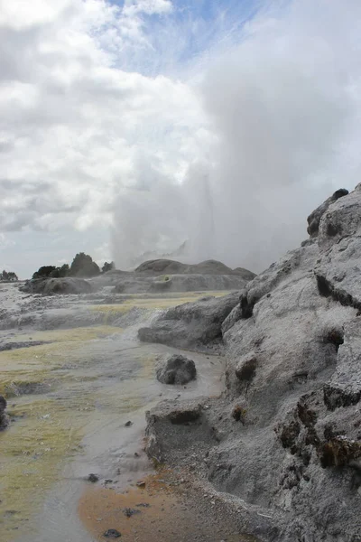 A gejzír kitörése. Pohutu gejzír. Rotorua, Új-Zéland. 2011. október 18. — Stock Fotó