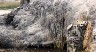 Gayzerin patlaması. Pohutu gayzerleri. Rotorua, Yeni Zelanda. 18 Ekim 2011