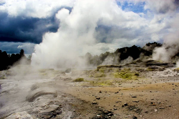 A gejzír kitörése. Pohutu gejzír. Rotorua, Új-Zéland. 2011. október 18. — Stock Fotó