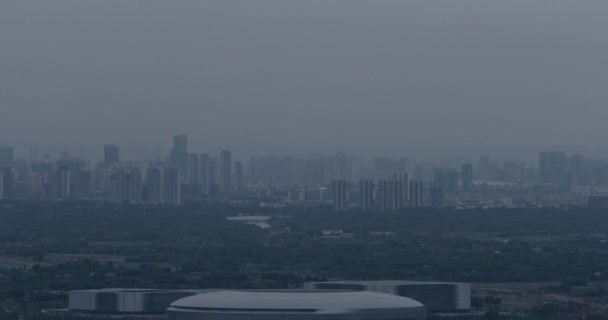 06 Ekim 2021 Chengdu, Çin Şehri Skyline Longquan Dağı Tepesinden. — Stok video