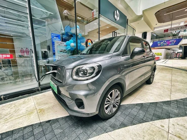 Elektrikli otomobili şarj. Chengdu Çini. 7 Ekim 2021