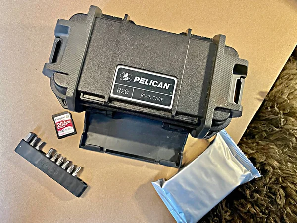 Küçük bir pelikan vakası. Yüksek kalite fotoğraf