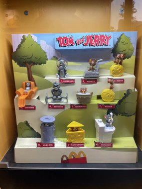Tom ve Jerry McDonald 'da oyuncak. Chengdu China. 8 Ekim 2021