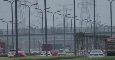 Chengdu Çin 'deki elektrik hatları ve aktarım kuleleri