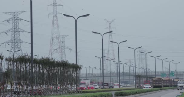 Elektriciteitslijnen en zendmasten in Chengdu China — Stockvideo