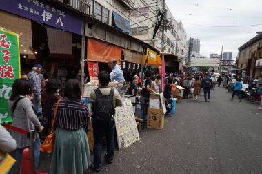 Eski Tsukiji balık pazarı. Tokyo, Japonya. 5 Ekim 2015