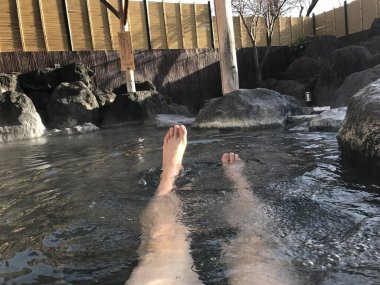 Fuji Dağı 'nın yakınındaki kaplıcalarda. 15 Aralık 2017