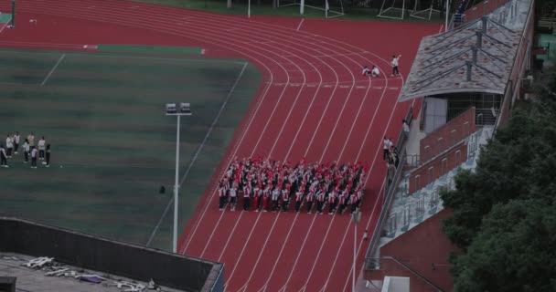 Студенти китайської середньої школи на ігровому майданчику. Ченду, Китай. 10 Oct, 2021 — стокове відео