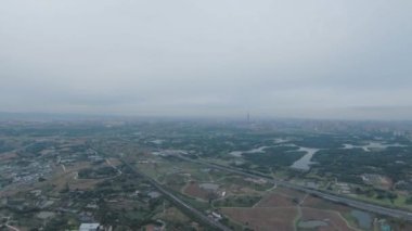 Qinglonghu Parkı üzerinde uçuş, Chengdu, Çin. 11 Ekim 2021 