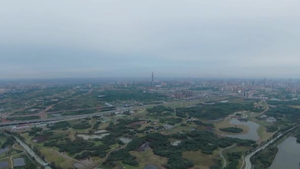 Рейс над парком Цинлунху, Чэнду, Китай. 11 Окт 2021 — стоковое видео