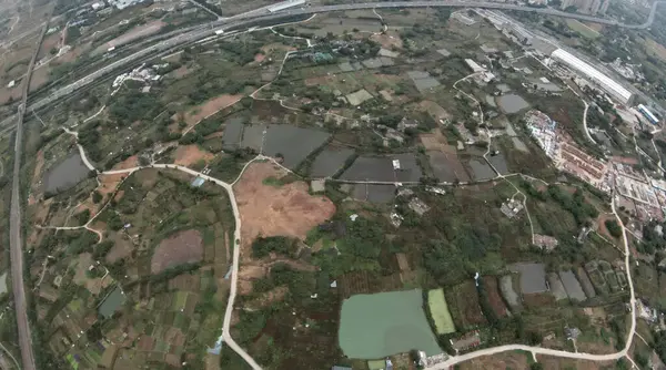 青龍湖公園、成都、中国上空のフライト。2021年10月11日 — ストック写真