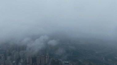 Çin 'in Chengdu şehrinde sisli bir sabah. Drone Hava Görüntüsü