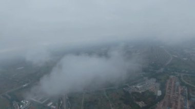 Çin 'in Chengdu şehrinde sisli bir sabah. Drone Hava Görüntüsü