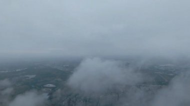 Çin 'in Chengdu şehrinde sisli bir sabah. Drone Hava Görüntüsü