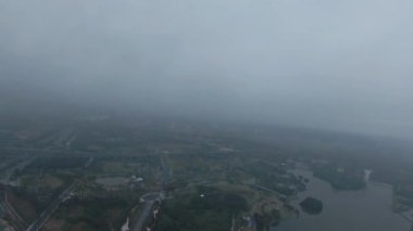 Çin 'in Chengdu şehrinde sisli bir sabah. Drone Hava Görüntüsü