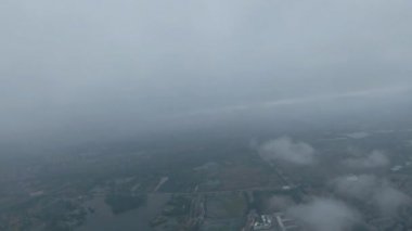 Çin 'in Chengdu şehrinde sisli bir sabah. Drone Hava Görüntüsü