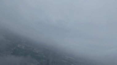 Çin 'in Chengdu şehrinde sisli bir sabah. Drone Hava Görüntüsü