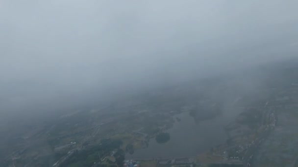 Una mañana brumosa en la ciudad de Chengdu, China. Vista aérea del dron — Vídeo de stock