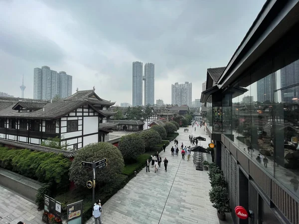 Chengdu, provincie Sichuan, Čína - 13. října 2021 Obchodní ulice Taikooli. — Stock fotografie