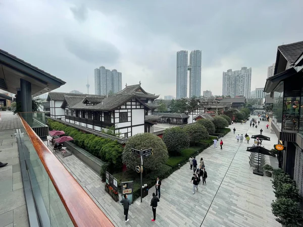 Chengdu, província de Sichuan, China - Oct 13, 2021 Taikooli rua comercial. — Fotografia de Stock