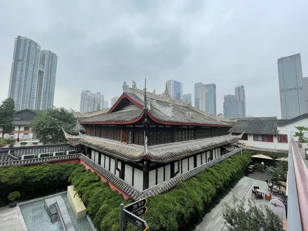 Chengdu, Sichuan Eyaleti, Çin - 13 Ekim 2021 Taikooli Ticaret Sokağı.