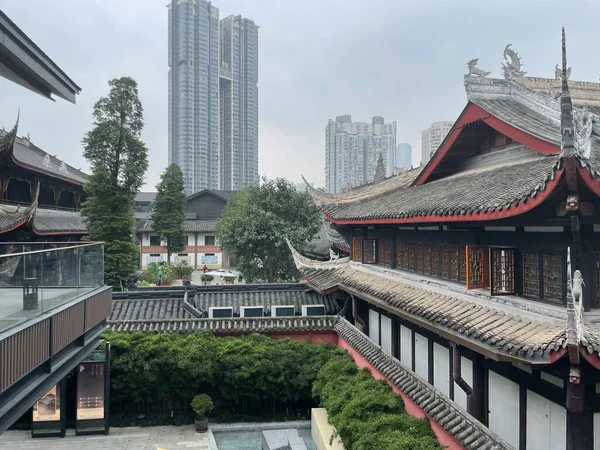 Chengdu, Sichuan Eyaleti, Çin - 13 Ekim 2021 Taikooli Ticaret Sokağı.