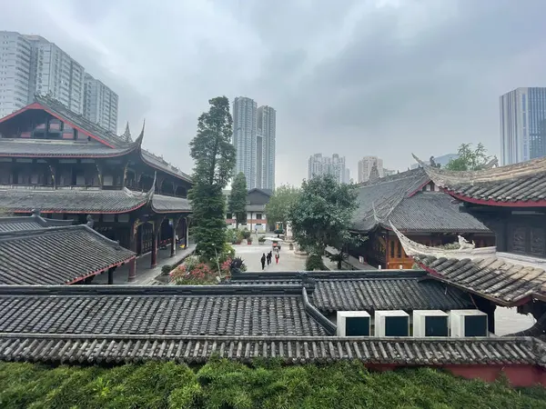 Chengdu, província de Sichuan, China - Oct 13, 2021 Taikooli rua comercial. — Fotografia de Stock