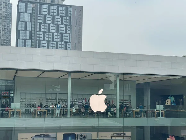 2021年10月13日，中国成都：太古利地区苹果商店大楼. — 图库照片