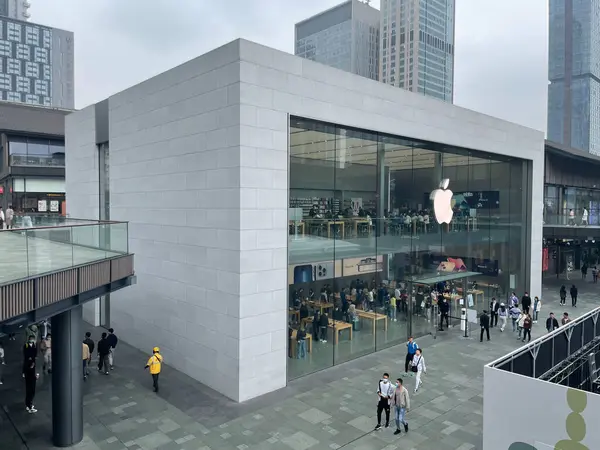 Chengdu, Čína - 13. října 2021: Apple store building in Taikooli area. — Stock fotografie