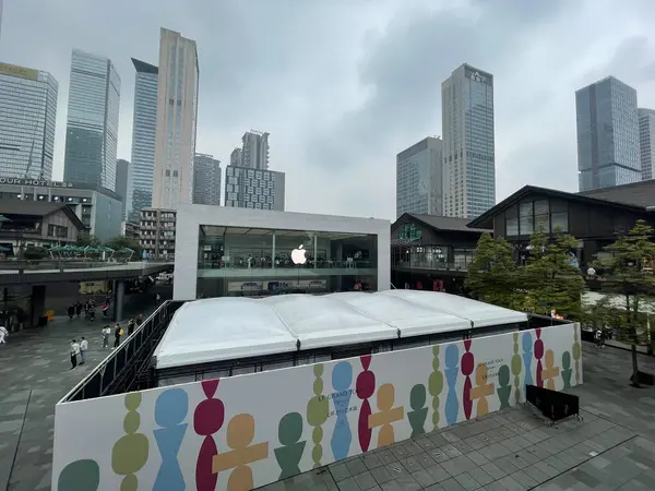 Chengdu, Kína - 2021. október 13.: Apple Store épület Taikooli területén. — Stock Fotó