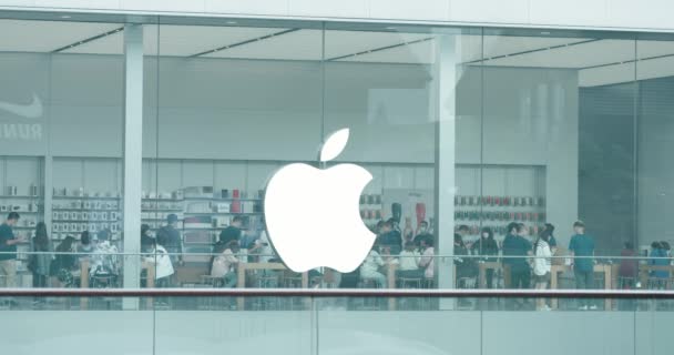 Chengdu, Κίνα - Οκτ 13, 2021: Κατάστημα της Apple στην περιοχή Taikooli. — Αρχείο Βίντεο