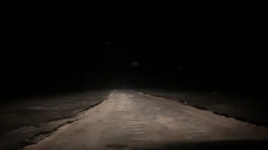 Gece yarısı vahşi yolda giden araçlar.