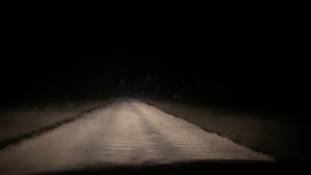 Οχήματα κατά μήκος του άγριου δρόμου τα μεσάνυχτα — Αρχείο Βίντεο