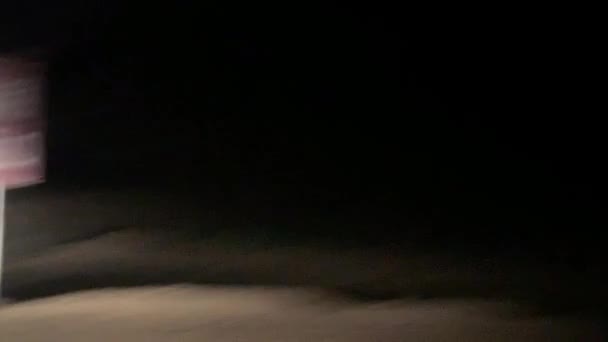 Vehículos que conducen a lo largo del camino salvaje en la medianoche — Vídeos de Stock