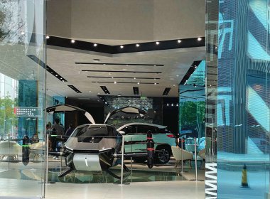 Büyük Çin dronu. Araba satıcısı vitrin için İHA yaptı. 13 Ekim 2021 Chengdu Çin.