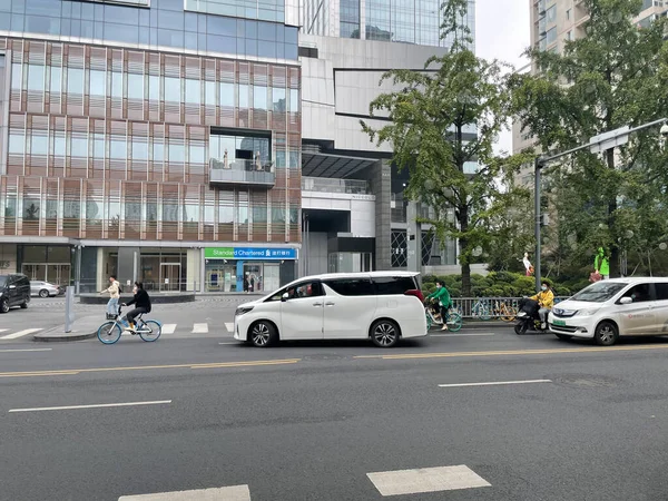 Chengdu, Kína - Oct 13, 2021: Standard Chartered in Chengdu. — Stock Fotó