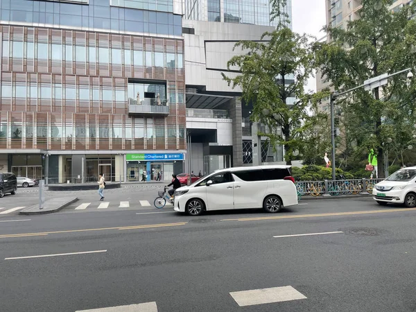 Chengdu, China- Oct 13, 2021: Standard Chartered in Chengdu. — 스톡 사진