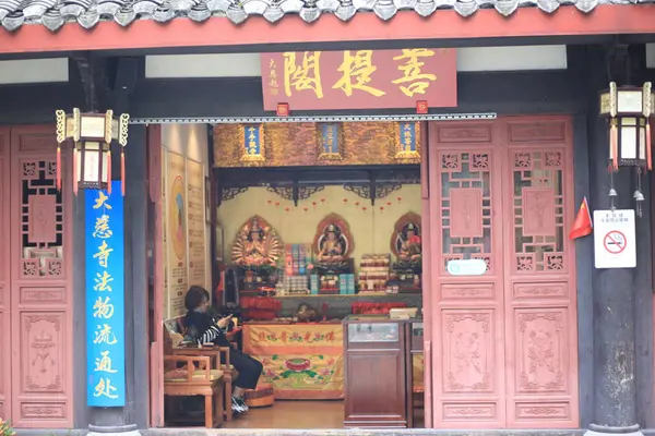 Chengdu, Sichuan, China - Oct 14 2021: Beautiful bonsai tree in Daci Temple — стокове фото