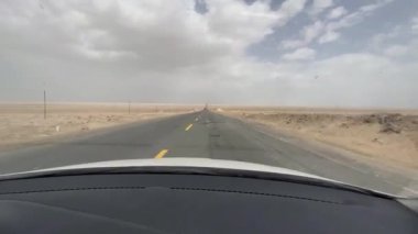 Cip Çin 'de kırsal yol boyunca gidiyor.