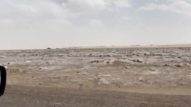 Cip Çin 'de kırsal yol boyunca gidiyor.